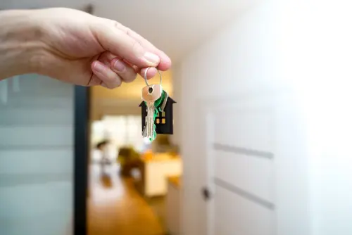 Comprare casa in un edificio datato: cosa verificare prima del rogito oltre alla planimetria